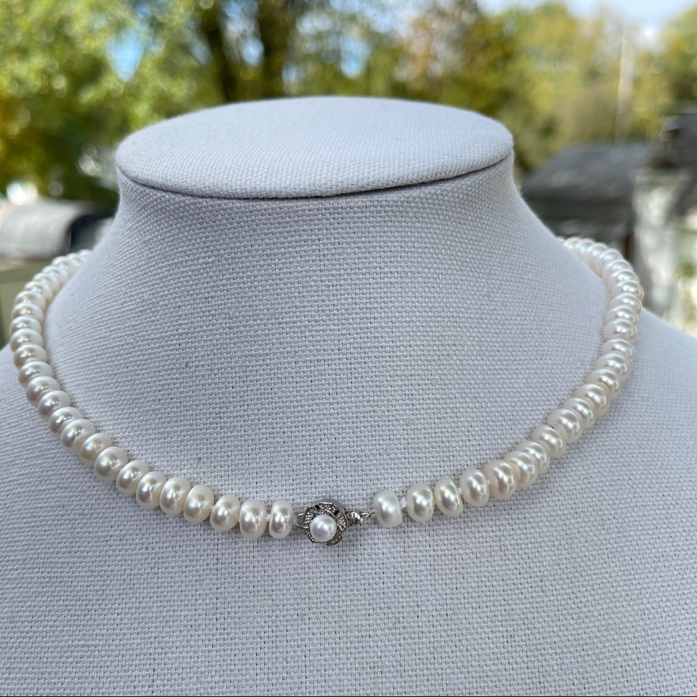 925 Sterling Silver White Freshwater Pearl Necklace With Flower Shaped Clasp - Picture 10 of 10